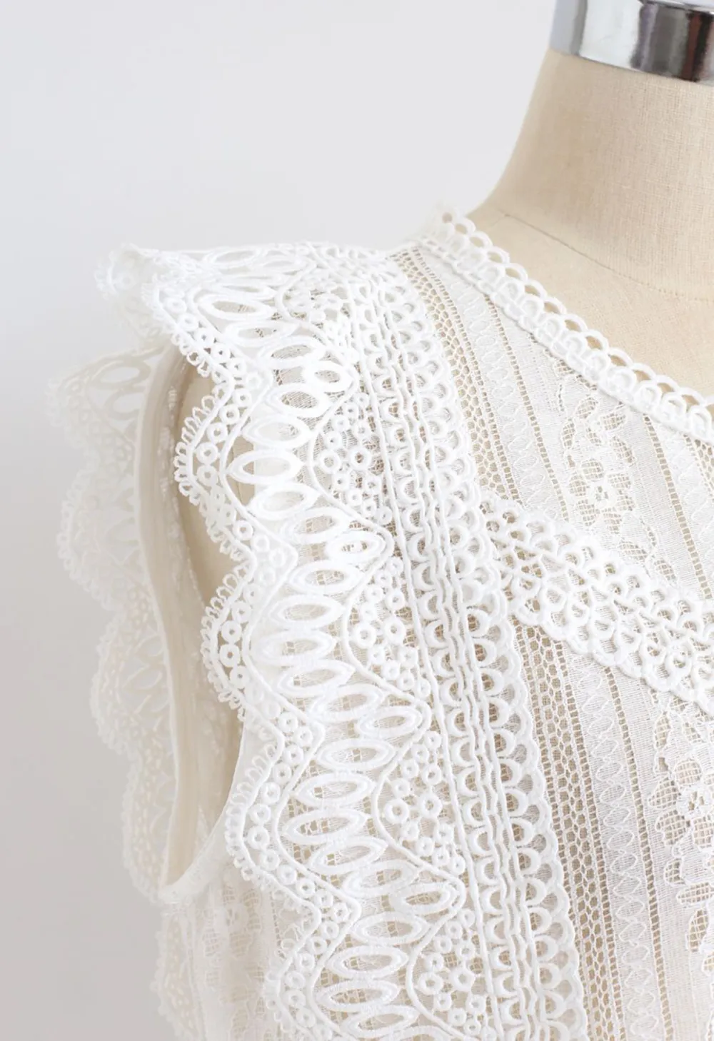 CROCHET TRIM SLEEVELESS LACE TOP IN WHITE