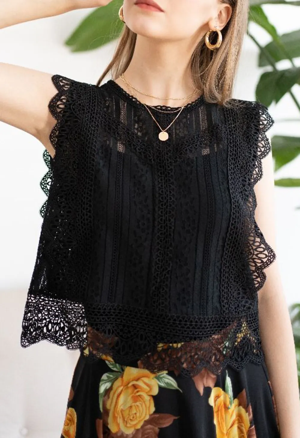 CROCHET TRIM SLEEVELESS LACE TOP IN BLACK