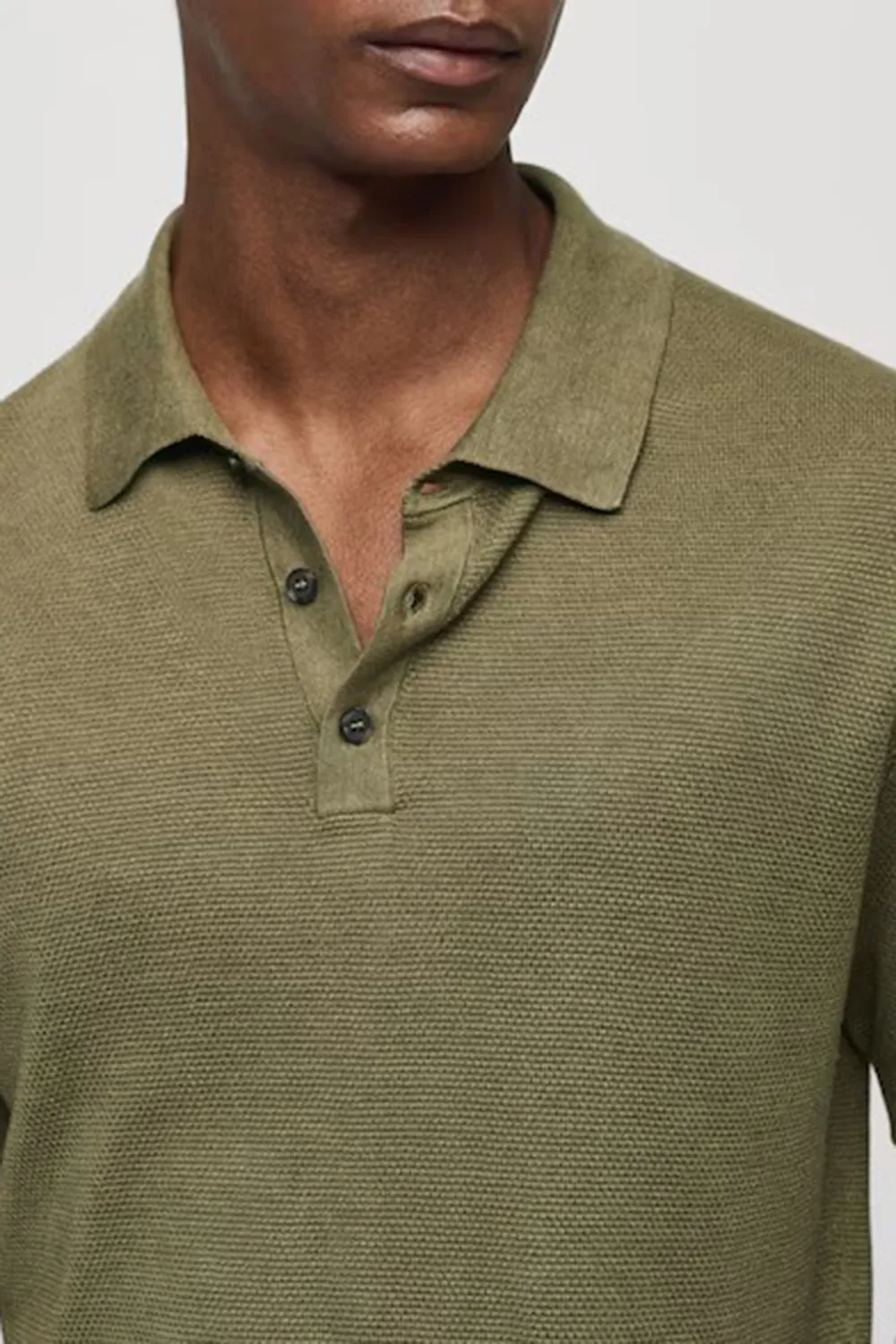 Buttoned micro-structure knitted polo shirt