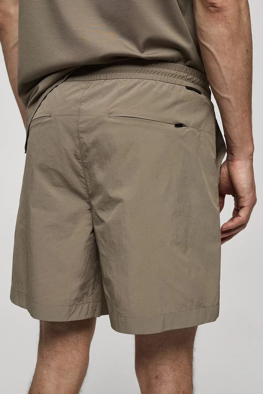 Water-repellent bermuda shorts with drawstring