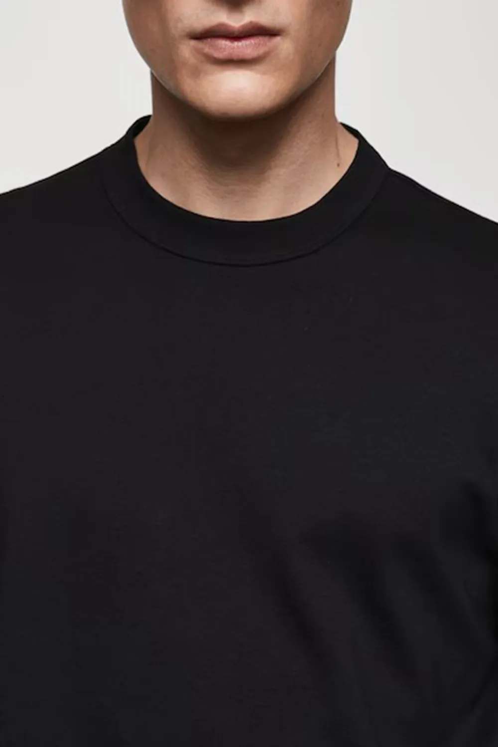 Light Fabric Long-Sleeved T-Shirt